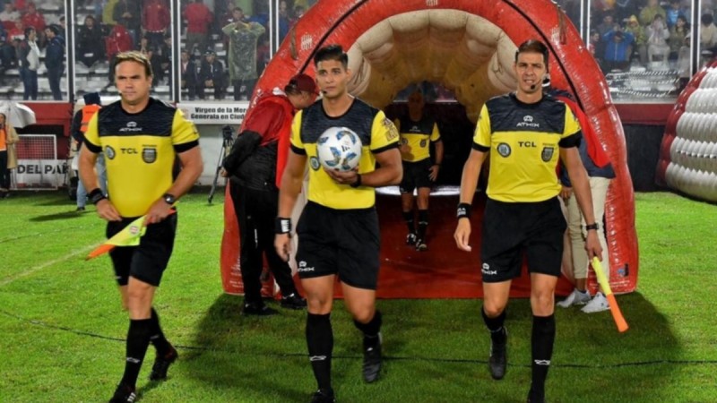 Gimnasia va por la gloria: ésta es la terna arbitral para el duelo en Tucumán